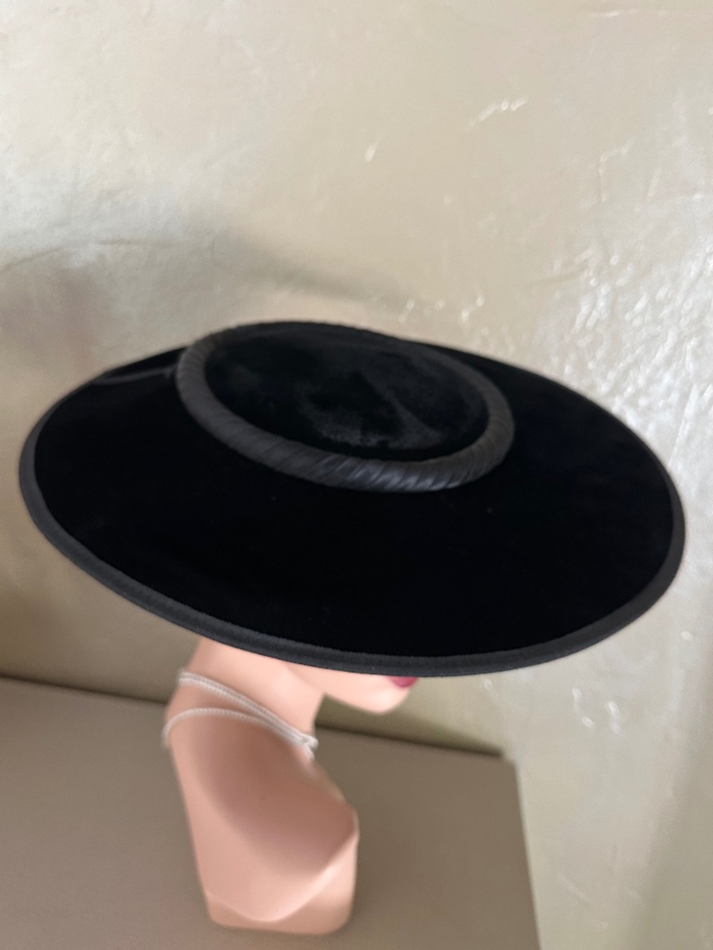DEBONAIR 1950's BLACK VELOUR CARTWHEEL HAT + BRAIDED BAND/BOW - Picture 2 of 10